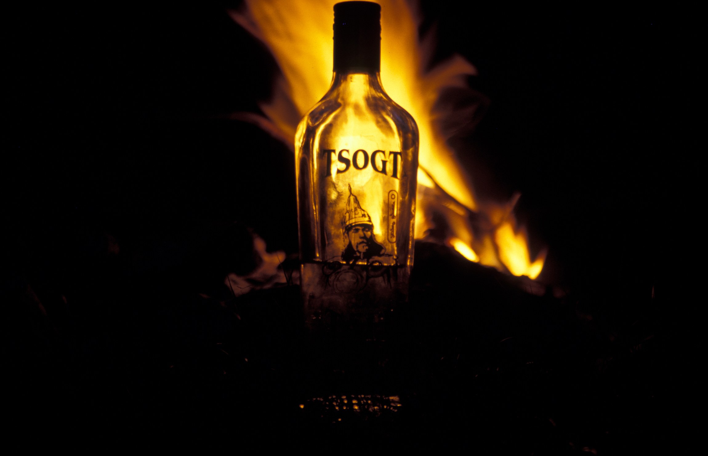 Tsogt-Flasche vor Lagerfeuer in der Mongolei